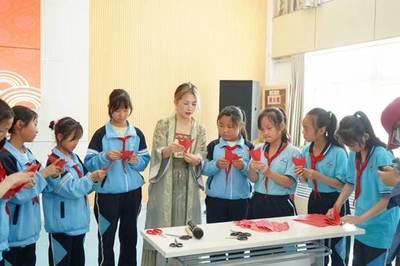 雙語架橋，童心傳韻 我校師生赴移民小學開展“道中華之美”文化展演交流活動